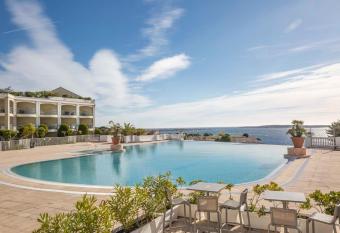 Villa Francia has rooms with a private hot tub