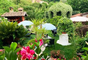 jasmine cottage allows 18 year olds to book a room