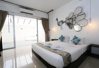 The Nest Resort Patong has rooms with a private hot tub