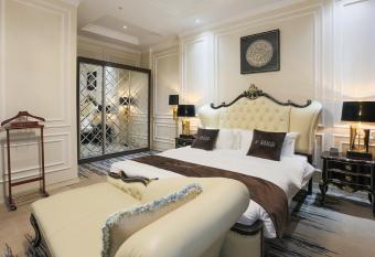 Sahid Zarafshon has rooms with a private hot tub