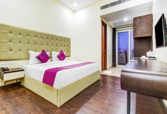 Mavens Orange has Balcony rooms