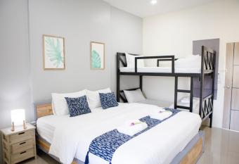 Annahouse has rooms with a private hot tub