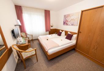 Hotel am Schlosspark Essen allows 18 year olds to book a room