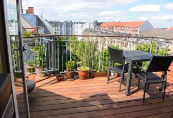 Sunny and charming loft has Balcony rooms