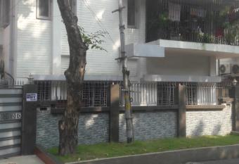 HAPPY HUT has Balcony rooms