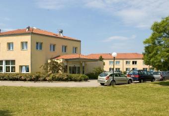 Days Inn Dessau allows 18 year olds to book a room