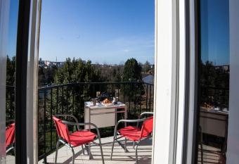 La Terrasse du Colombier has Balcony rooms