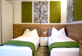 Privatzimmer Vermietung Helmut B  rgmann allows 18 year olds to book a room