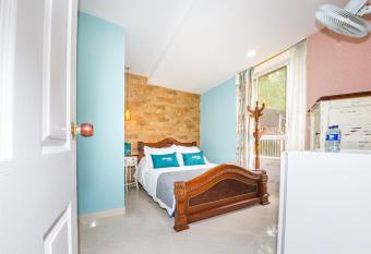 Ayenda San Fernando 1904 allows 18 year olds to book a room