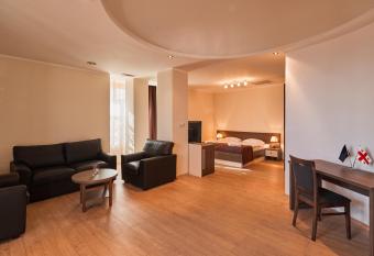 Hotel Gino Wellness Rabath has rooms with a private hot tub