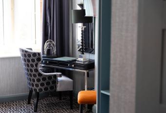 Phoenix Hotel Liverpool allows 18 year olds to book a room