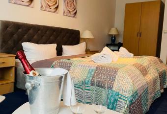 Parkhotel Waldschl  sschen has rooms with a private hot tub