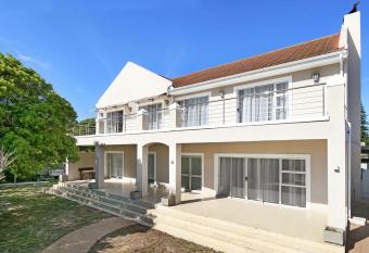 Prestigious Villa  has rooms with a private hot tub