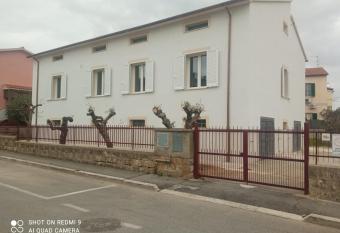 La Lenzerina Villa indipendente con giardino has Balcony rooms