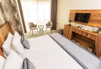 Istanbul Airport Express Hotel allows 18 year olds to book a room