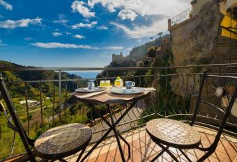 Pentefur has Balcony rooms