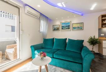 Noemi Luxury Apartment has Balcony rooms