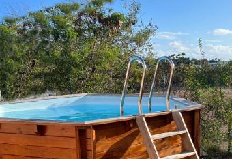 Uta House Sainte-Anne has rooms with a private hot tub