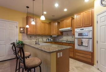 Private Sunny Home 4BR Gr8 cntrl loc Garage kitchn Byard allows 18 year olds to book a room