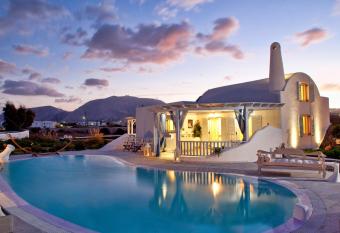 La Maison Private Villa has rooms with a private hot tub