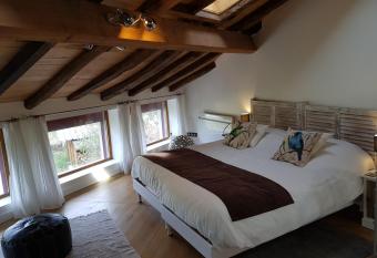 La maison triangulaire allows 18 year olds to book a room