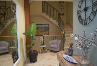 Hostal Dur   allows 18 year olds to book a room