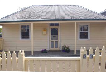 Darcy s Cottage on Piper has Balcony rooms