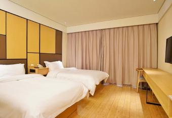 Orange Hotel Select Hangzhou Mengxiang Town allows 18 year olds to book a room