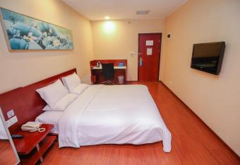 Orange Hotel Select Hangzhou Weilai Kejicheng allows 18 year olds to book a room