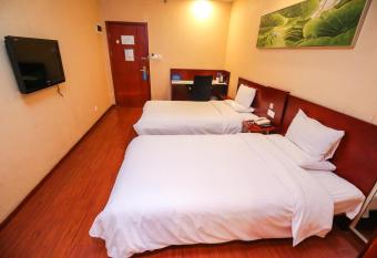 JI Hotel (Hangzhou Weilai Kejicheng Lving Road) allows 18 year olds to book a room