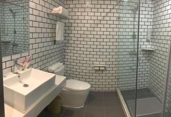 Starway Hotel Hangzhou Binjiang Weiye Road Subway Station allows 18 year olds to book a room