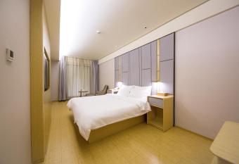 Crystal Orange Hotel (Hangzhou Binjiang Star Avenue) allows 18 year olds to book a room