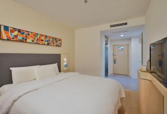 JI Hotel (Shanghai Changshou Road Subway Station Xinhui Road) allows 18 year olds to book a room