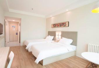 JI Hotel (Beijing Chaoyang Road) allows 18 year olds to book a room