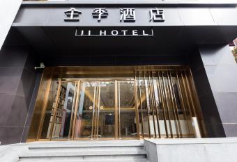 JI Hotel (Shanghai Huaihai Middle Road) allows 18 year olds to book a room
