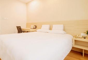 Orange Hotel Select (Hangzhou West Lake Hefang Street) allows 18 year olds to book a room