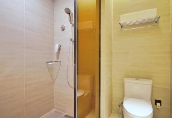 Ji Hotel (Shanghai Tongji University) allows 18 year olds to book a room