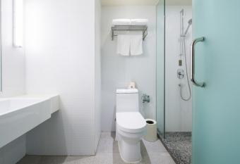 Hanting Youjia Hotel (Beijing Guomao Jinsong Metro Station) allows 18 year olds to book a room