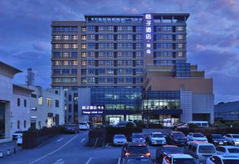 Orange Select Hotel(Shanghai National Exhibition and Convention Center Jiuting) allows 18 year olds to book a room