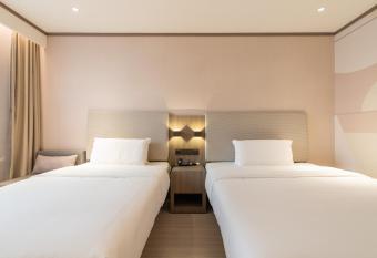 Beijing Orange New International Exhibition Center Hotel allows 18 year olds to book a room