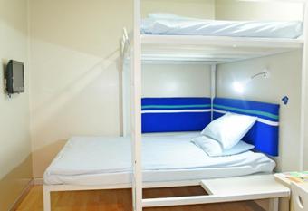 Ji Hotel (Beijing South Railway Station) allows 18 year olds to book a room