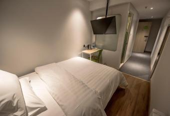 Hanting Youjia Hotel (Beijing Wudaokou Tsinghua East Gate) allows 18 year olds to book a room