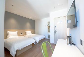 Hi Inn (Beijing Zhongguancun Wudaokou) allows 18 year olds to book a room