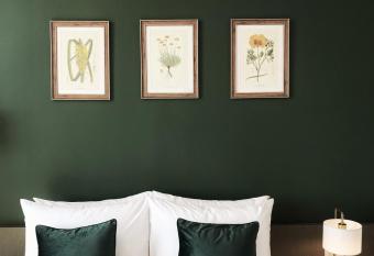 The Raintree Hotel Chiang Mai has rooms with a private hot tub