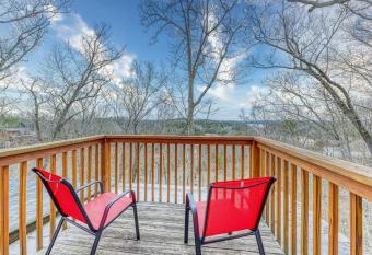 Little Lake Lookout has Balcony rooms