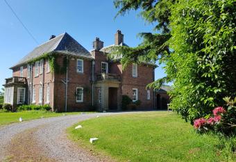 Edwardian Country House - 9 Bed, Sleeping up to 21 allows 18 year olds to book a room