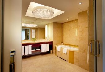 Kempinski Hotel Frankfurt Gravenbruch has rooms with a private hot tub