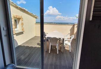 haut de la carquette allows 18 year olds to book a room