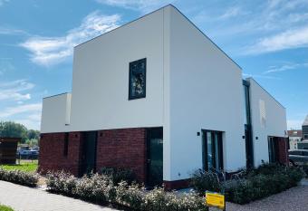 Roosjesweg 2 Luxe gastenkamer 400 meter van strand met parkeerplaats has Balcony rooms