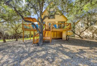 Singing Hills Retreat has Balcony rooms